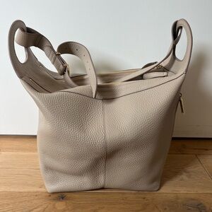 Cuyana Pebbled Leather Tote in Taupe